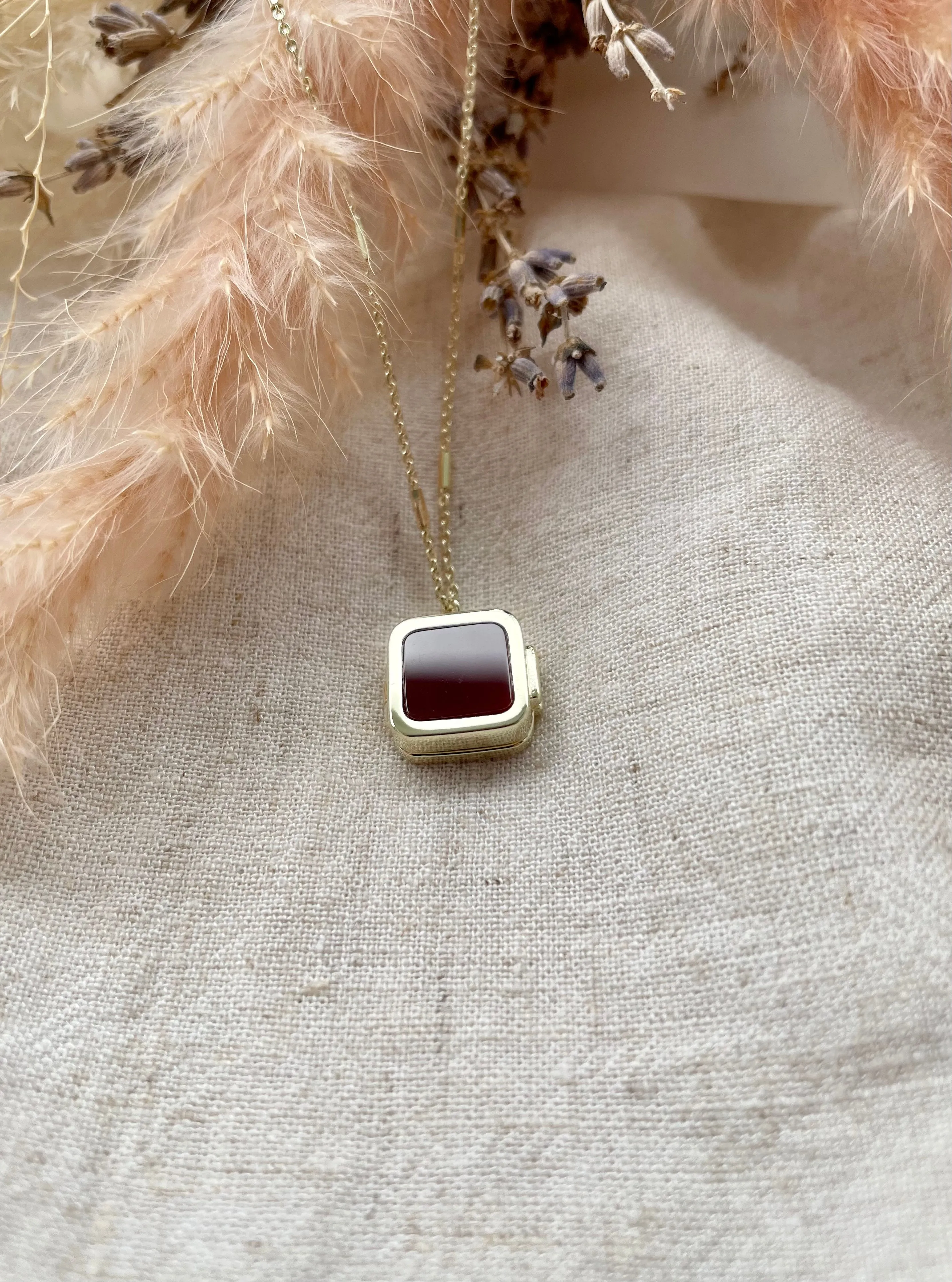 (PREORDER) Square Locket with Red Agate in Solid Gold 18K