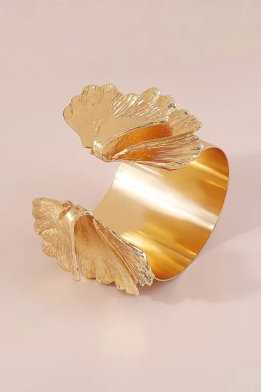 Retro Wide Metal Flower Open Bangle - Gold